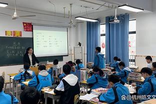 太阳报：滕哈赫被拍到新年前夜带妻子去高档餐厅用餐，与路人闲聊